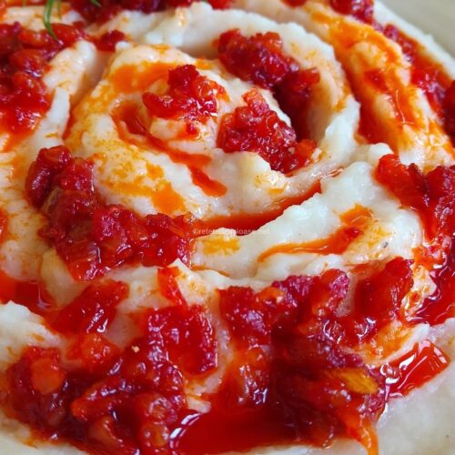 un bol cu fasole batuta cu usturoi