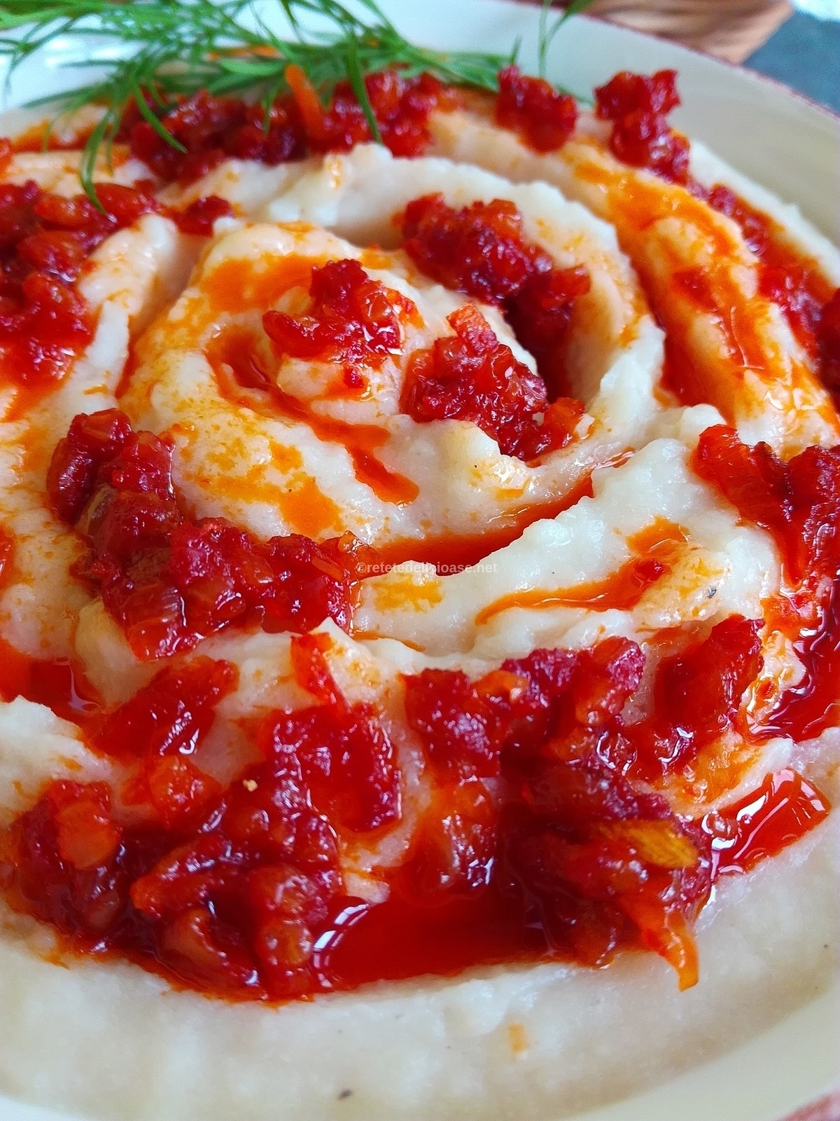 un bol cu fasole batuta cu usturoi