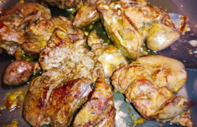 imagine cu ficatei de pui prajiti intr-o tigaie