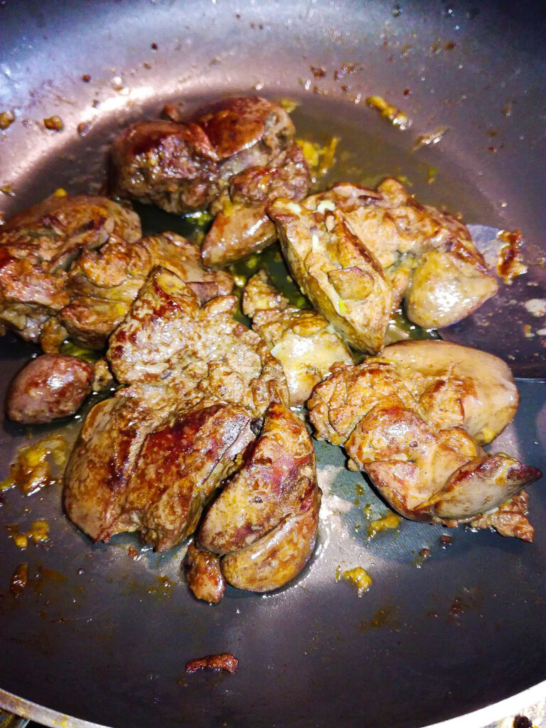imagine cu ficatei de pui prajiti intr-o tigaie